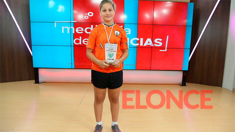 Mostró el premio en Elonce: Tercer puesto en el torneo provincial.