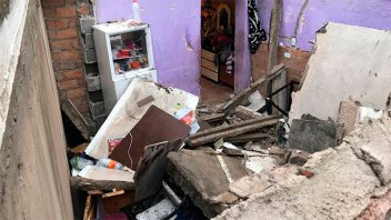 Rayo partió la losa de una casa: Un hombre y su hijito se salvaron de milagro
