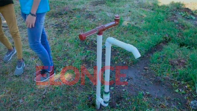 Alumnos fabricaron una bomba para extraer agua desde el patio de la escuela