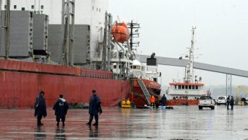 Murieron dos personas en el barco que lleva madera de Entre Ríos a China