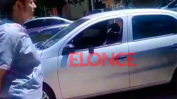Nena encerrada en un auto: el papá dio su versión y mostró enojo con la policía