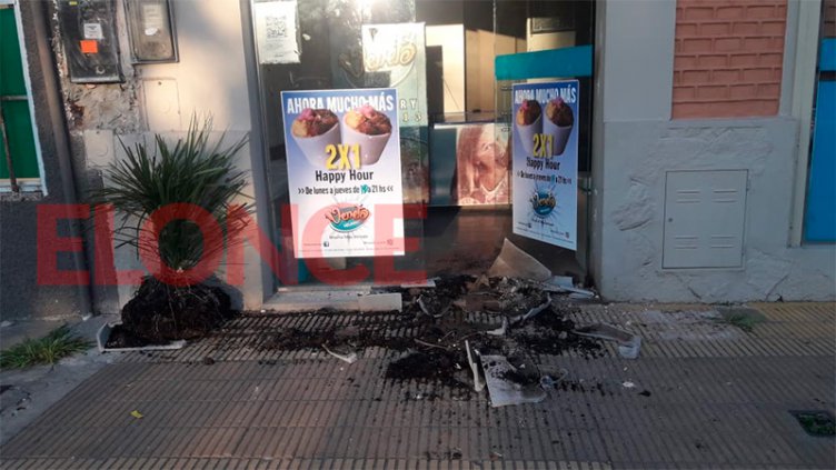 Con una maceta, rompieron la puerta de una heladería y se llevaron dinero