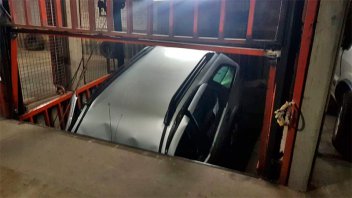 Auto cayó en el hueco de un montacargas y dos personas quedaron atrapadas: Video