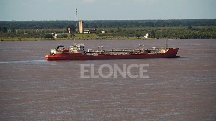 Frenaron buque paraguayo frente a Paraná: Las exigencias para continuar su viaje