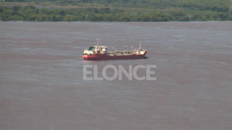 Aguardan una solución diplomática por el buque paraguayo fondeado en el Paraná