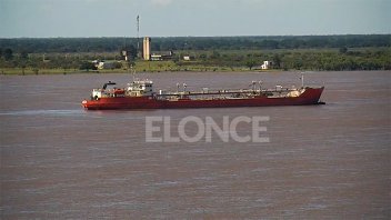 Frenaron buque paraguayo frente a Paraná: Las exigencias para continuar su viaje