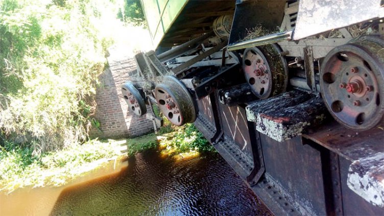 Pudo ser más grave: descarriló un tren que llevaba una delegación escolar