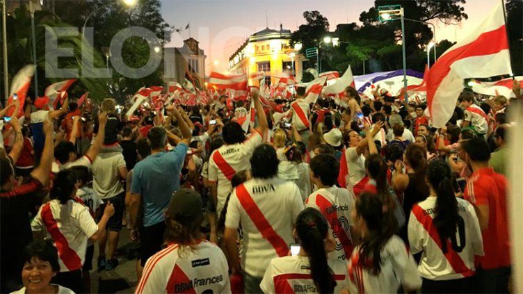 River campeón: Los hinchas festejaron en plaza 1º de Mayo
