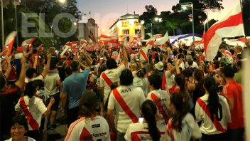 River campeón: Los hinchas festejaron en plaza 1º de Mayo