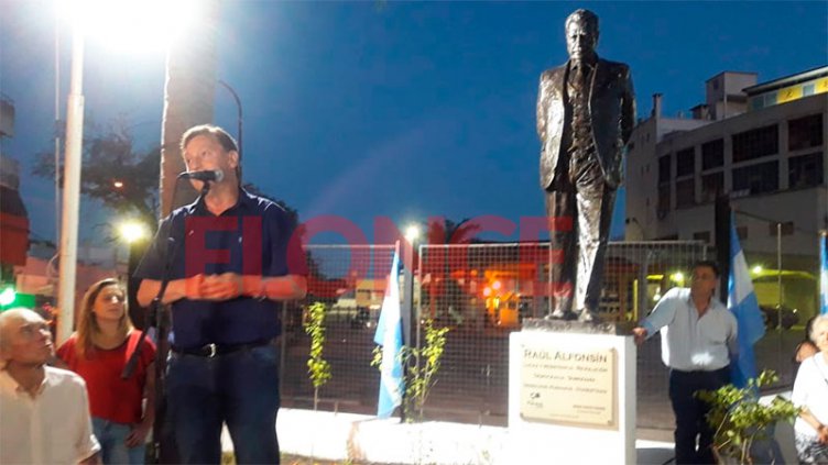 A 35 años de la vuelta de la democracia, inauguraron monumento a Raúl Alfonsín