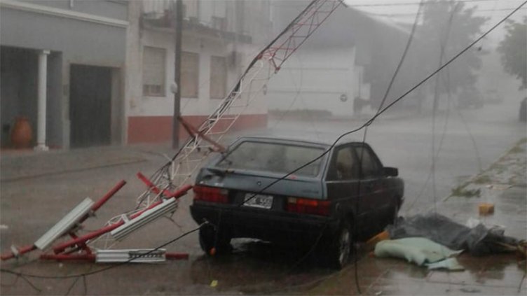 Antena cayó sobre un auto durante el temporal y un hombre se salvó de milagro