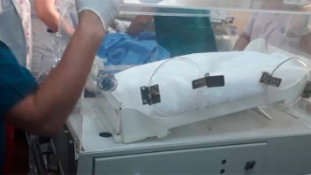 Falleció bebé abandonado en la basura: Emotivo adiós del policía que lo encontró