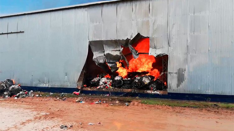 Video: Incendio de magnitud destruyó una planta de tratamiento de residuos