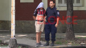 Un detenido por arrebatar el celular a una mujer y otros dos por encubrirlo