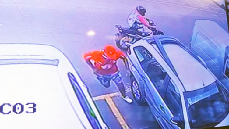 Ladrones en moto asaltaron a mujer en el estacionamiento de un hipermercado