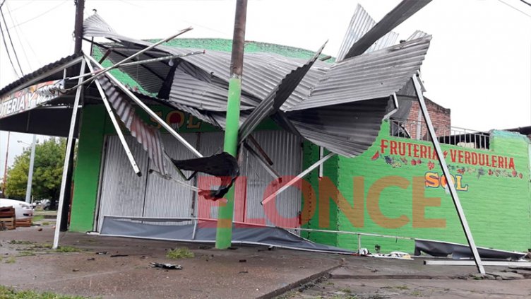 Imágenes: El temporal de lluvia y viento arrasó con el techo de una verdulería