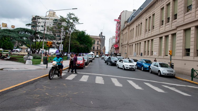 Habilitarán zonas de estacionamiento en el centro por las Fiestas: El detalle