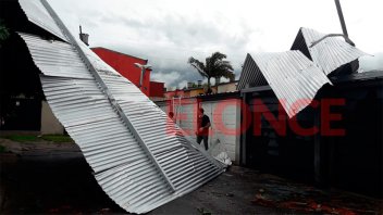 Temporal voló el techo de cocheras: