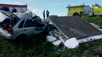 Joven murió al chocar su auto contra una garita: Impresionantes imágenes