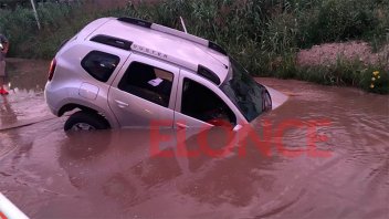 Un vehículo quedó incrustado dentro de un pozo con agua: Fotos y video