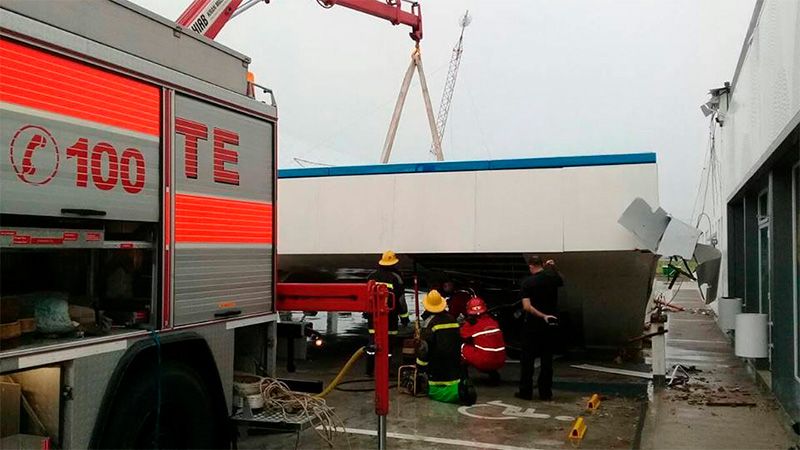 El trabajo de bomberos para retirar las motos atrapadas bajo la estructura