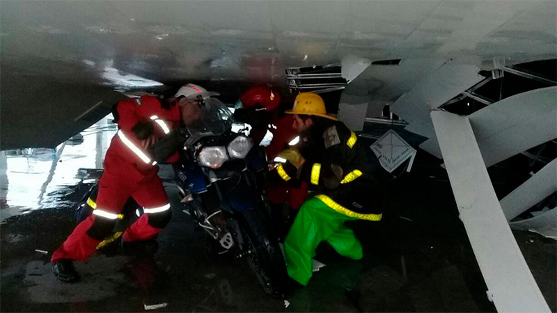 El trabajo de bomberos para retirar las motos atrapadas bajo la estructura