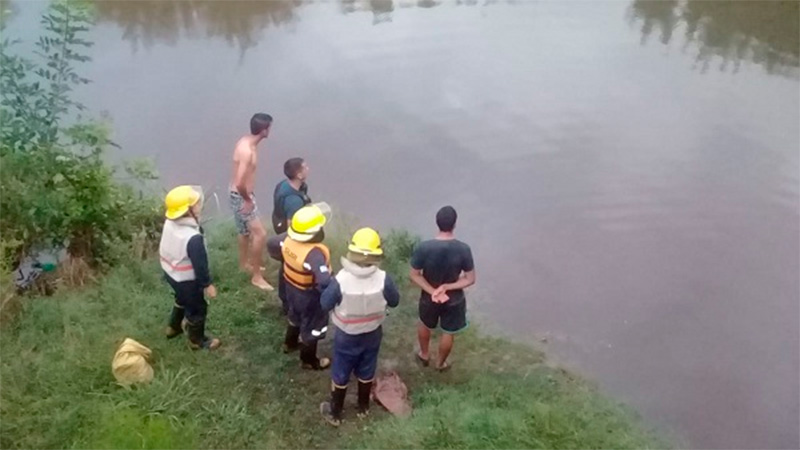 Un joven cayó a un arroyo y fue arrastrado por el agua