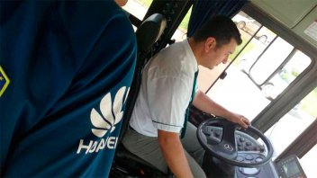 Destacan el gesto de un colectivero hacia una joven que se descompuso