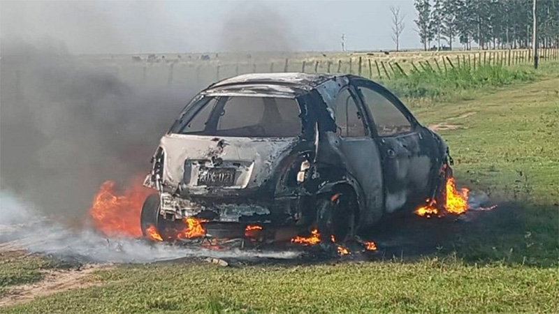 Bajó a cerrar la tranquera y se le quemó el auto