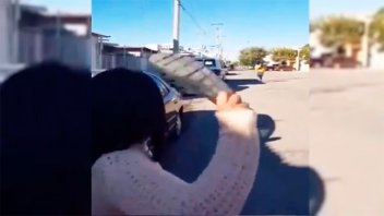 Video: La puntería de una madre que le arroja un