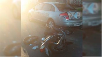 Está grave un joven que chocó su moto contra un auto estacionado