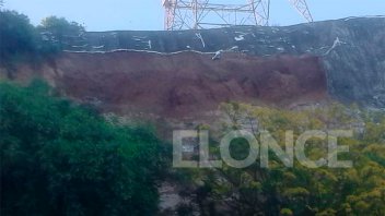 Se desmoronó la contención de hormigón que cubría la barranca en la Toma Vieja