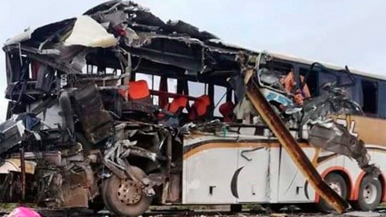 Futbolistas argentinos murieron en Bolivia al caer un colectivo por una barranca