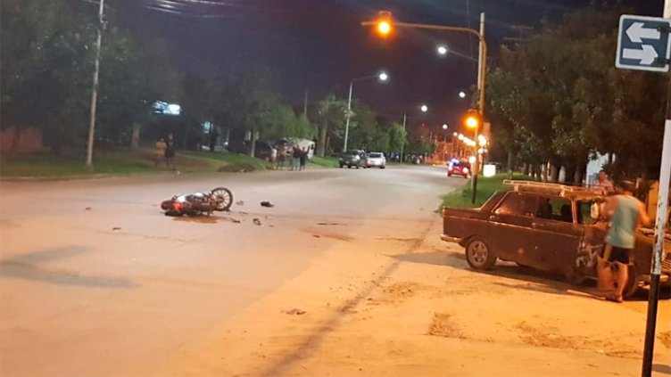 Motociclista está muy grave tras chocar con un auto
