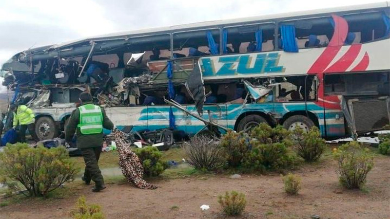 Futbolistas argentinos murieron en Bolivia al caer un colectivo por una barranca