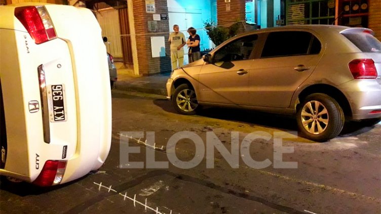 Dramático momento vivió una familia tras choque de auto que terminó volcado