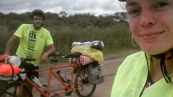 Son novios, fabricaron una bicicleta doble y se fueron a pasear por Uruguay