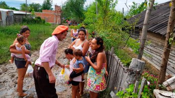 Fotos: Así repartió la ayuda el jinete que donó su premio a los inundados