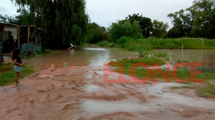 La gran cantidad de agua caída provocó el desborde de arroyos