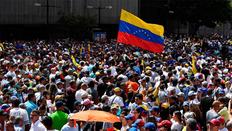 Crece la tensión en Venezuela: Un presidente autoproclamado y otro que resiste