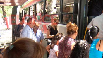 Cómo repercute en las calles la disminución de frecuencias de colectivos