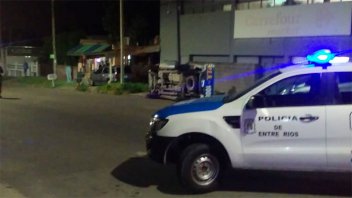 Varios vehículos involucrados en un choque múltiple con vuelco de un patrullero