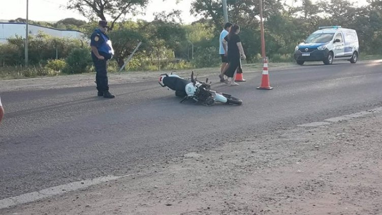 Un motociclista evadió un control, chocó y lesionó gravemente a un policía