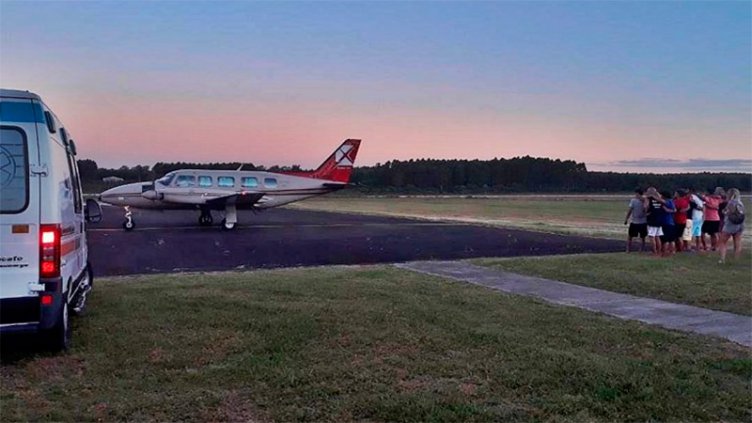 Avión sanitario trasladó a niña herida tras choque en el que murieron sus padres