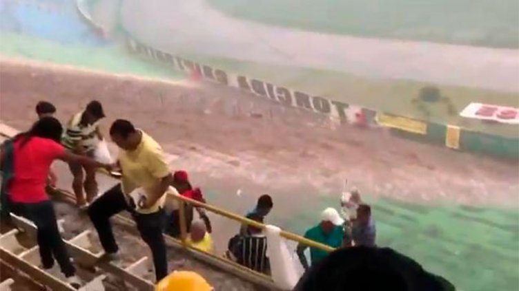 Video: lluvia torrencial inunda en segundos un estadio colmado de espectadores