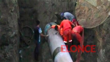 Video: Bloque de tierra cayó sobre un trabajador que reparaba caño de agua