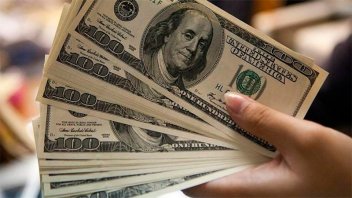 El dólar blue subió un peso y cerró en $493