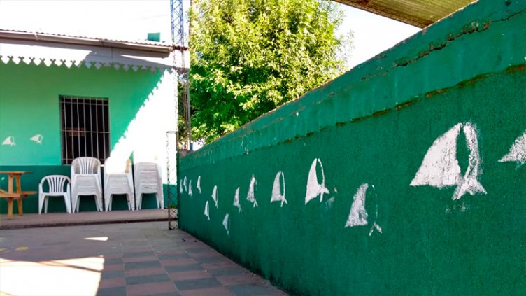 Docente pintó pañuelos blancos en la escuela y los padres se quejaron