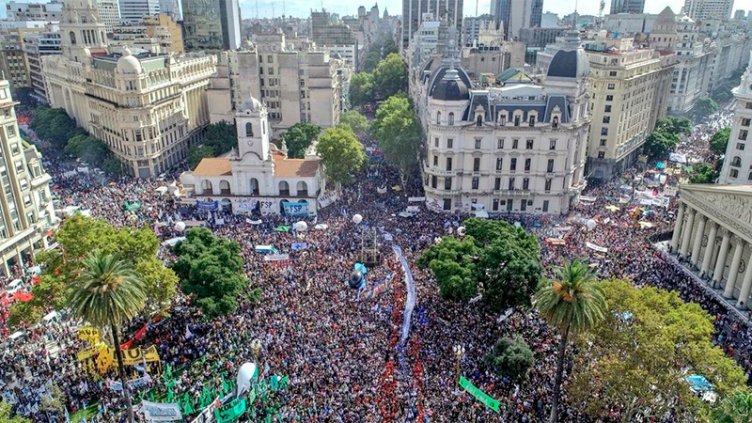 Multitudinaria concentración en Plaza de Mayo a 43 años de la última dictadura