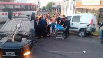 Conductora chocó y volcó su auto sobre una avenida en Paraná